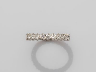 une bague en or blanc 18k et diamants