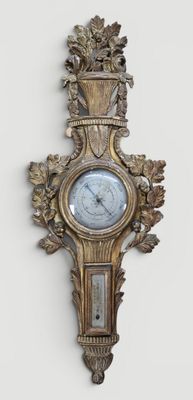 une horloge accrochée au mur de la pièce