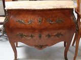 une commode en bois avec un plateau en marbre