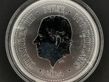 un gros plan d'une pièce de monnaie sur laquelle figure le visage d'un homme