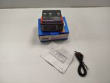 un petit appareil électronique posé sur une table