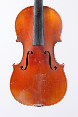 un vieux violon sur fond blanc avec un fond blanc