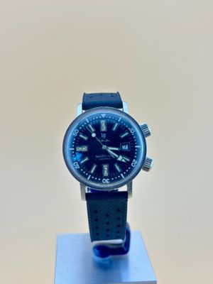 gros plan d'une montre sur un support posé sur une table