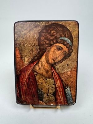 une image représentant un tableau d'une femme portant un bandeau sur la tête