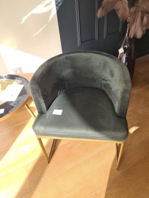 une chaise qui se trouve dans une pièce avec du parquet