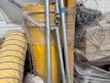 un tas de câbles et d'autres objets à l'arrière d'un camion