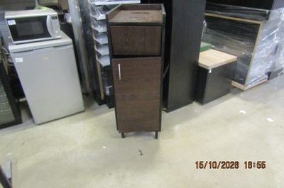 une grande armoire au milieu d'une pièce remplie d'appareils électroménagers
