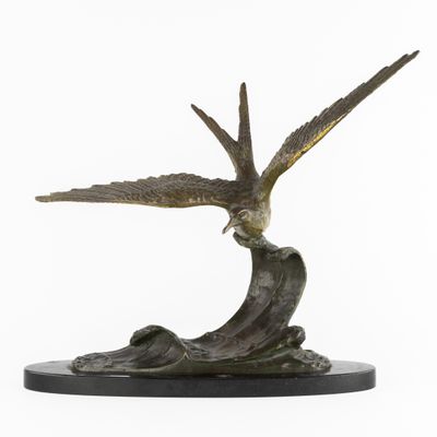 sculpture en bronze représentant un oiseau perché sur une branche d'arbre