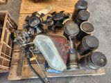 un tas de vieux outils posé sur une palette