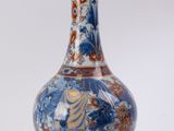une paire de vases ornés de motifs bleus et rouges sur fond blanc