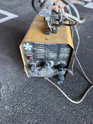 une petite machine posée sur le sol