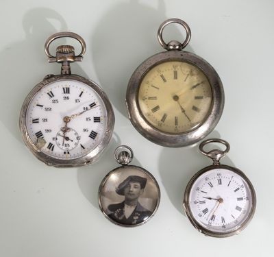 trois montres de poche anciennes comportant des chiffres romains