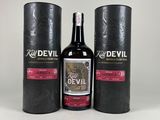 deux bouteilles de « Devil » et un tonneau de vin posés sur une surface blanche