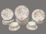 beaucoup d'assiettes et de tasses sur une table