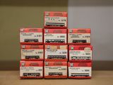 une pile de boîtes rouges posée sur une table
