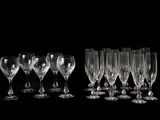 de nombreux verres à vin vides alignés sur une surface noire