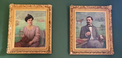 deux tableaux représentant un homme et une femme sur un mur vert