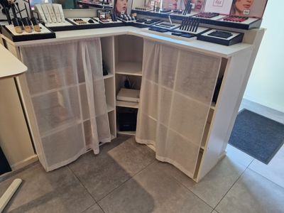 Comptoir d'angle en mélaminé blanc à divers rangements et ét…