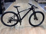 un vélo posé sur un support dans un magasin