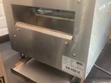 une machine posée sur le comptoir de la cuisine