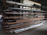 un gros tas de métal et de bois dans un entrepôt