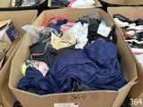 une boîte pleine de vêtements posée sur le sol
