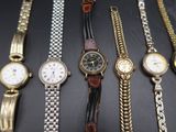 un grand nombre de montres posées sur une table