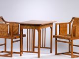 deux chaises et une table en bois, avec des chaises