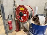 une borne d'incendie rouge posée à côté d'un seau bleu