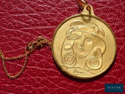 une pièce d'or avec l'image d'une femme dessus