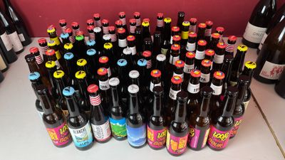 plusieurs bouteilles de bière posées les unes à côté des autres sur un comptoir