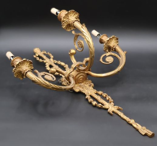 Applique en bronze doré à trois bras de lumières de style Louis X...