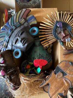 Lot de souvenirs de voyages comprenant des masques de style … - Photo 1