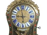 une horloge en or avec des chiffres romains bleus et blancs