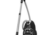 une photo en noir et blanc d'un aspirateur muni d'un tuyau