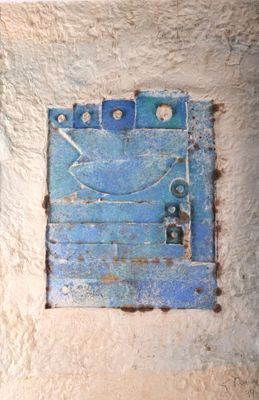 une photo d'une porte bleue sur laquelle est représenté un poisson