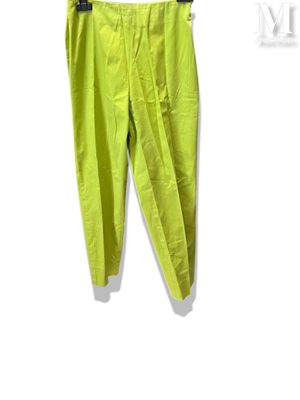 un pantalon jaune suspendu à un cintre devant un mur blanc