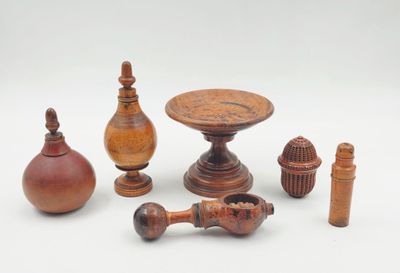 de nombreux objets en bois posés sur la table