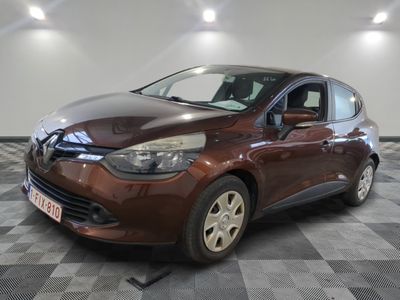 la voiture marron est garée sur un sol en damier dans le garage