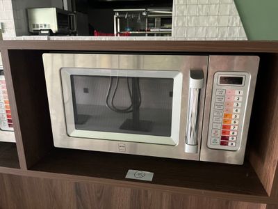 un micro-ondes posé sur une étagère dans une cuisine