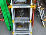 une échelle posée à côté d'un tas d'outils