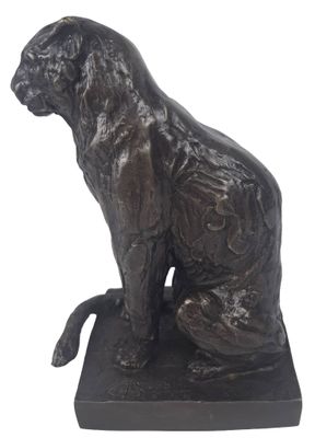 statue d'un chien assis sur un socle, sur fond blanc