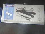une boîte à outils posée sur une table à côté d'une paire de ciseaux