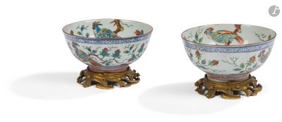 paire de bols chinois de style « famille » représentant des oiseaux et des fleurs, posés sur des socles
