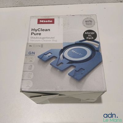 emballage d'un aspirateur bleu et blanc posé sur une surface blanche