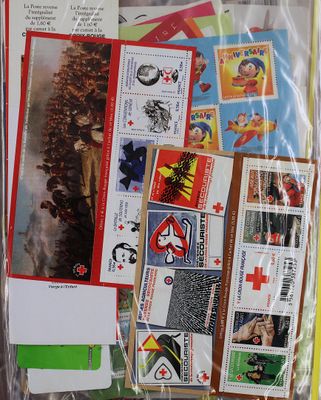 un sac contenant des timbres et des cartes postales posé sur une table