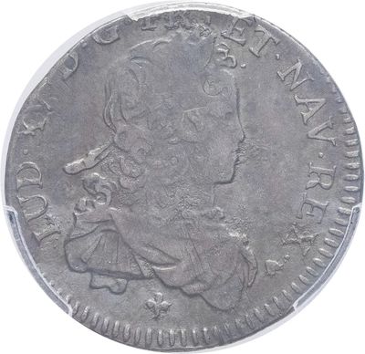 gros plan d'une pièce de monnaie sur une surface blanche