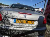 une voiture argentée garée dans un parking
