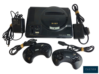 une console de jeux vidéo équipée de deux manettes et d'une manette de jeu