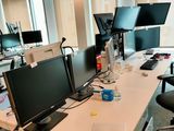 un bureau équipé de deux écrans et d'un clavier